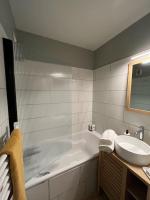 Bathroom sa Studio Bord de Mer Boulouris &agrave; Saint Raphael