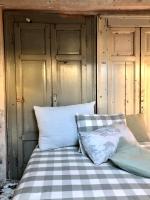 Charming and Design Attic Loft Central Milan in coolest area Navigli Ticineseにあるベッド