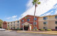 un hotel con una palmera delante de un edificio en Extended Stay America Suites - Melbourne - Airport, en Melbourne