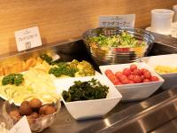 四日市市にあるプラトンホテル四日市のカウンターのビュッフェ