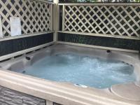 a hot tubificialificialificialificialificialificialificialificialificialificialificialificialificial at Garden Suite in Rhuddlan