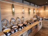 四日市市にあるプラトンホテル四日市のカウンターの器