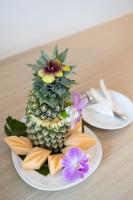 una piña en un plato sobre una mesa en Panwa Beach Side Beachfront, en Phuket