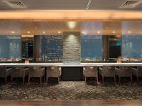 un bar en un hotel con vistas a la ciudad en Shinjuku Prince Hotel, en Tokio