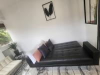 Posedenie v ubytovaní T2 neuf centre ville Saint Raphaël avec terrasse et parking gratuit, kit linge et serviettes offerts ,prés de la plage et commerces!