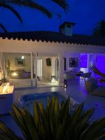 Bazén v ubytování Sun Club P65 Premium Bungalow nebo v jeho okolí