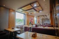 Un restaurante con mesas y sillas y un gran ventanal. en The Ekling Garh Hotel & Resort, en Udaipur