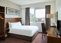 ブラッドフォードにあるLeonardo Hotel Bradfordのベッドと机と窓があるホテルの部屋