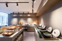 uma grande cozinha com um monte de comida num balcão em Gongxili - Xige Hotel em Chengdu