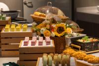 um bufê com diferentes tipos de comida em uma mesa em Gongxili - Xige Hotel em Chengdu