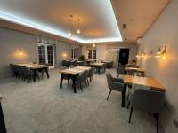 Un restaurante con mesas y sillas en una sala. en SP resort - Peter Sagan, en Žilina