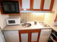 Kuchnia lub aneks kuchenny w obiekcie Appartement lumineux proche pistes, commerces, balcon - FR-1-502-408