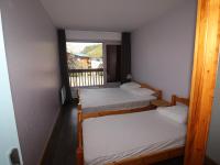 Łóżko lub łóżka w pokoju w obiekcie Appartement lumineux proche pistes, commerces, balcon - FR-1-502-408