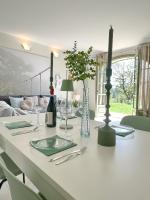 mesa de comedor con encimera blanca en Just Langhe Casa Nebbiolo, en Novello