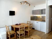 Kuchyňa alebo kuchynka v ubytovaní Studio Lumineux avec Balcon, Proche Pistes et Commerces - Tignes Le Lavachet - FR-1-502-474