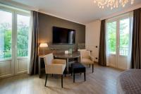 Televízia a/alebo spoločenská miestnosť v ubytovaní Hotel Il Corazziere
