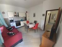 Kuchyňa alebo kuchynka v ubytovaní Apartments by the sea Pag - 6383