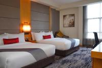 The Waterfront Hotel Kuchingにあるベッド