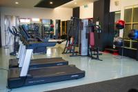 The Waterfront Hotel Kuchingにあるフィットネスセンターまたはフィットネス設備