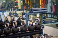 The Waterfront Hotel Kuchingにあるフィットネスセンターまたはフィットネス設備