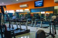 The Waterfront Hotel Kuchingにあるフィットネスセンターまたはフィットネス設備