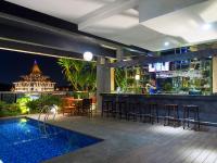 The Waterfront Hotel Kuchingの敷地内または近くにあるプール