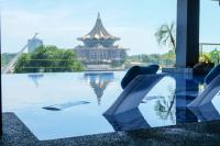 The Waterfront Hotel Kuchingの敷地内または近くにあるプール