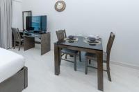 TV a/nebo společenská místnost v ubytování Spacious Studio I Close to Dubai Canal