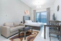 TV a/nebo společenská místnost v ubytování Spacious Studio I Close to Dubai Canal