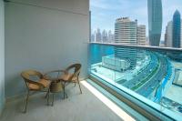 Bazén v ubytování Spacious Studio I Close to Dubai Canal nebo v jeho okolí