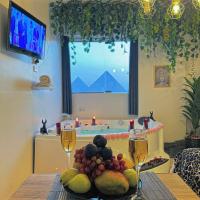 TV a/nebo společenská místnost v ubytování Jacuzzi Pyramids View 5