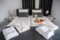 Postel nebo postele na pokoji v ubytování Forest Spa House
