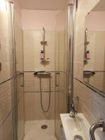 a bathroom with a shower and a sink at Maison proche centre équestre et forêt avec jardin in Le Touquet-Paris-Plage