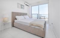 Een bed of bedden in een kamer bij Amazing Apartment In La Turbie With House Sea View