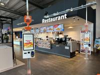 un restaurante con caja registradora en una tienda en Serways Hotel Lüneburger Heide West, en Behringen