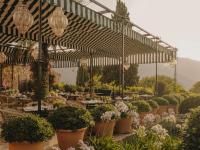 Grand Hotel Son Net في بوويغبونيانت: فناء مع طاولات ونباتات في أصص وأضواء