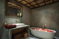 Beehouse Dijiwa Ubudにあるバスルーム