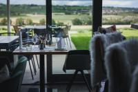 Una mesa y sillas con vista a un patio. en Weinzuhause Hotel-Restaurant-Vinothek, en Mommenheim