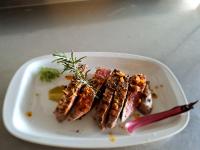 un plato de comida con carne en una mesa en Azienda Agrituristica Ai Prai, en Riese