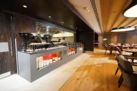 Un restaurant u otro lugar para comer en Ramada Encore Al Khobar Corniche