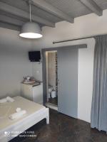 Televízia a/alebo spoločenská miestnosť v ubytovaní Protopapas Rooms