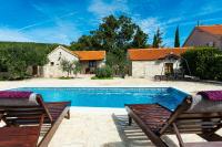 Bazén v ubytovaní Dalmatian country house Irena alebo v jeho blízkosti