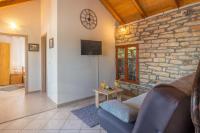 Televízia a/alebo spoločenská miestnosť v ubytovaní Dalmatian country house Irena