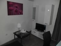 TV a/nebo společenská místnost v ubytování Rooms & Apartments Marinero