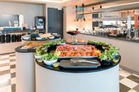 um bufê com muitos tipos diferentes de comida em um balcão em NYX Esperia Palace Hotel Athens by Leonardo Hotels em Atenas