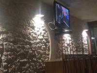 Televízia a/alebo spoločenská miestnosť v ubytovaní Hotel Scandola