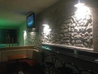 Televízia a/alebo spoločenská miestnosť v ubytovaní Hotel Scandola