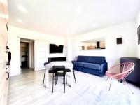 - un salon avec un canapé bleu, une table et des chaises dans l&#39;établissement Appartement T2 Village Oletta, à Oletta