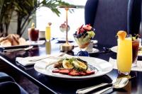 Una mesa con un plato de comida encima en The Pensacola Beach Resort, en Pensacola Beach