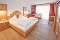 Łóżko lub łóżka w pokoju w obiekcie Hotel Gamsleiten